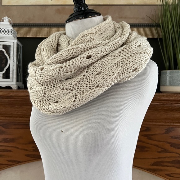 14th & Union Soft Yarn‎ Cable Knit Chunky Infinity Scarf 58" X 17" - Picture 2 of 9